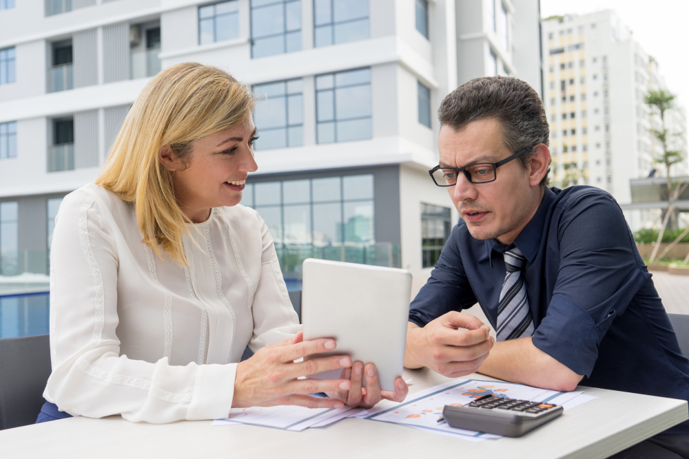 Profesionales de Noli Desarrollos Inmobiliarios realizando tasaciones precisas en una reunión
